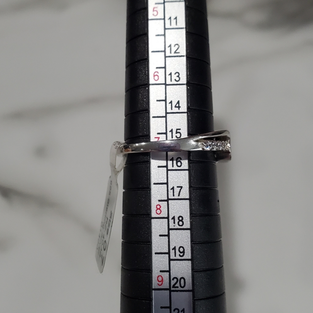 .925 Round stone w/accent stones - Picture 4 of 4